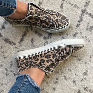 Blowfish Malibu Women’s size 6 slip ons